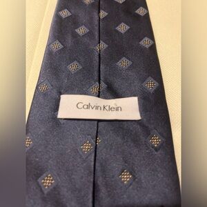 Calvin Klein 100% Silk Tie Navy Blue Gold Diamond Pattern